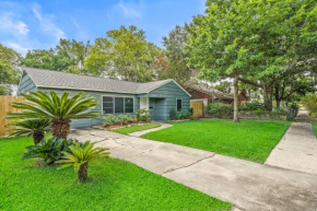 3 Bedroom Home The Neighborhood Spot desks in 2 rooms high speed Internet wifi Kick Back & Relax close to Houston Hobby Airport 5 star superhost